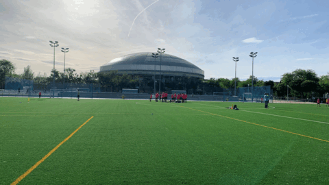 Imagen del segundo campo de Mercacentro con el nuevo cesped artificial