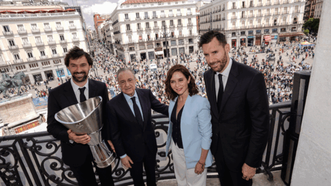 La presidenta Regional con Florentino P&eacute;rez y los dos capitanes del R.Madrid. Llull y Rudy Fern&aacute;ndez.