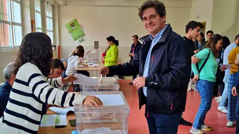 Javier Ayala, votando en su colegio electoral