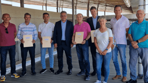 Imagen del alcalde Ram&oacute;n Jurado con los responsables de las cinco entidades deportivas firmanies de los convenios