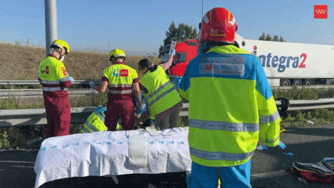 Momento de la intervenci&oacute;n del Summa 112 en el accidente ocurrido en la M-50