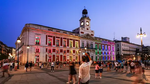 La Real Casa de Correos iluminada con la bandera LGTBI