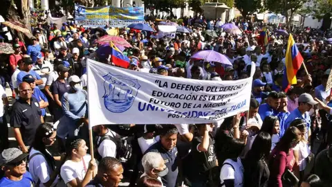 El 16 de enero de 2023 profesores, personal administrativo, estudiantes y la sociedad civil salieron a la calle en Maracaibo (Venezuela) para reclamar mejores salarios. Humberto Matheus / Shutterstock