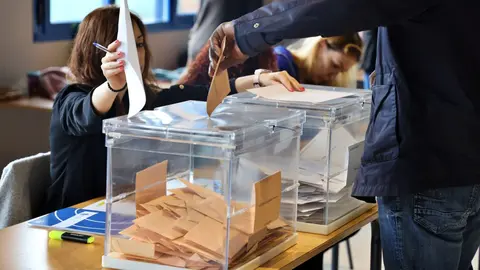 Mesa electoral en el colegio YVONNE BLAKE de Fuenlabrada durante las elecciones municipales y auton&oacute;micas 2023