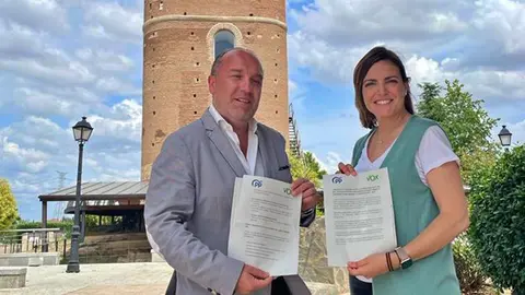 Imagen de los portavoces del PP y Vox en Arroyomolinos presentando el acuerdo de gobierno