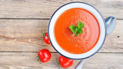 Gazpacho y salmorejo, dos platos t&iacute;picos del verano | nelea33/Shutterstock