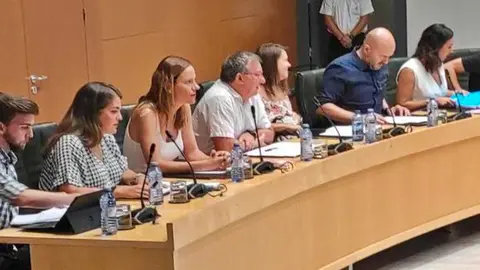 Ju&aacute;n Jos&eacute; Jurado, portavoz de M&aacute;s Madrid, en el centro de la imagen en el pleno del 20 de julio en Fuenlabrada