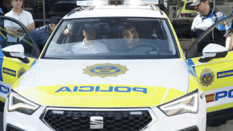 La alcaldesa de Alcorcon, Candelaria Testa, revisando uno de los coches adquiridos para la Polic&iacute;a Local