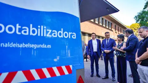 Carlos Novillo, entrega al embajador de Ucrania en España, Serhii Pohoreltsev, dos equipos para potabilizar agua
