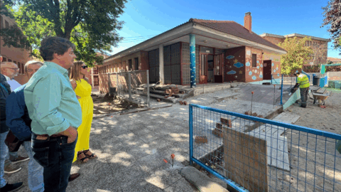 El alcalde de Fuenlabrada visitando una de las obras en una escuela infantil