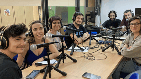 Imagen de la actividad de radio en el programa 'Dej&oacute;venes'