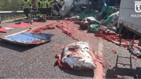 Imagen del estado del firme tras el accidente ocurrido esta tarde en la M-50