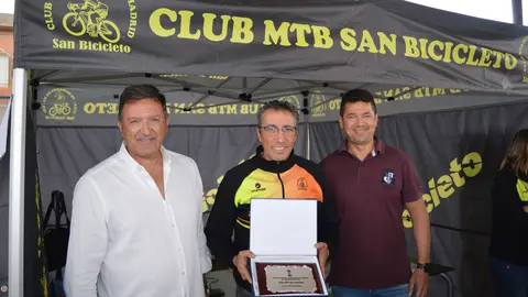 Imagen de la entrega del trofeo al presidente del club ciclista a cargo del alcalde de Humanes y el concejal de Deportes