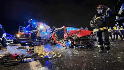 Estado en el que quedaron los coches tras el impacto. Foto: Emergencias 112 CM