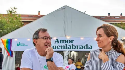 M&oacute;nica Garc&iacute;a y Ju&aacute;n Jos&eacute; Jurado frente a la caseta de M&aacute;s Madrid en el Ferial de Fuenlabrada 2023