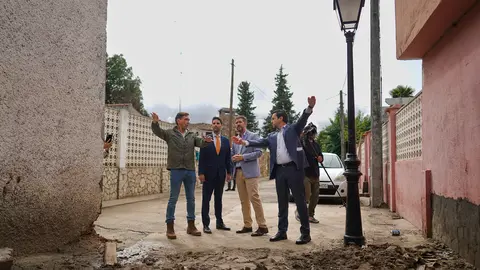 Los dos consejeros visitando una de las zonas afectadas por la DANA en Villamanta