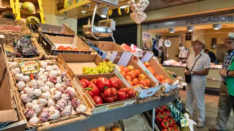 Puesto de frutas y verduras en un mercado | &copy;el independiente