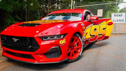 Un conductor de Estados Unidos convierte su nuevo Mustang rojo en el aut&eacute;ntico Rayo McQueen