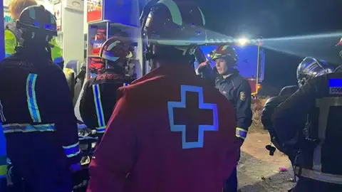 Momento de la actuaci&oacute;n de los Bomberos en el accidente ocurrido en la M-600