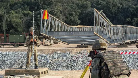 Imagen de las obras de montaje del puente provisional entre Aldea del Fresno y Villamanta