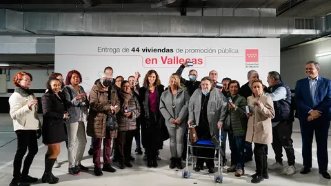 La presidenta de la Comunidad de Madrid con algunos de los beneficiados por las viviendas de alquiler en Vallecas