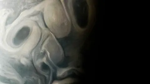 La NASA captura una "cara" en la superficie de J&uacute;piter coincidiendo con el aniversario de Picasso