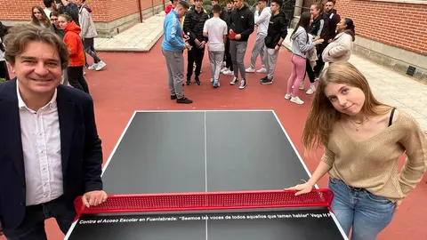 El alcalde de Fuenlabrada junto a la ganadora del certamen contra el bullying