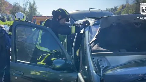 Momento de la actuaci&oacute;n de los bomberos en el accidenta en la M-30