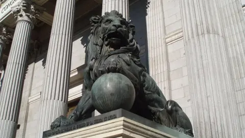 Le&oacute;n en la entrada del Congreso de los Diputados en Madrid