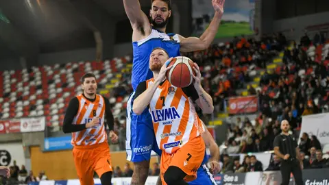 Acci&oacute;n defensiva de Van Zegeren ante Jakovics