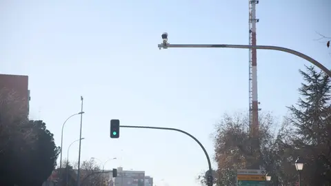 Una de las c&aacute;maras instaladas en las calles de Alcorc&oacute;n para el control del tr&aacute;fico