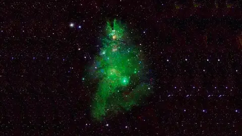 La NASA felicita la Navidad con un curioso &aacute;rbol hecho de estrellas y nebulosa