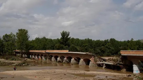 Uno de los puentes da&ntilde;ados por la DANA