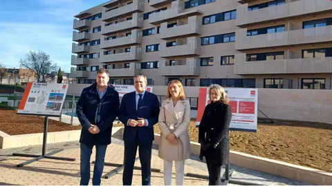 El consejero Rodrigo junto a la alcaldesa de Alcorc&oacute;n en las nuevas viviendas del Plan Vive