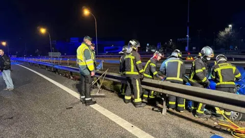 Momento de la intervenci&oacute;n de los Bomberos en el accidente del pasado s&aacute;bado en la A-3