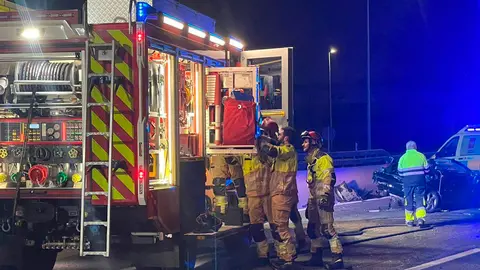 Momento de la intervenci&oacute;n de los Bomberos de Fuenlabrada en el accidente de esta madrugada en la Carretera de Toledo