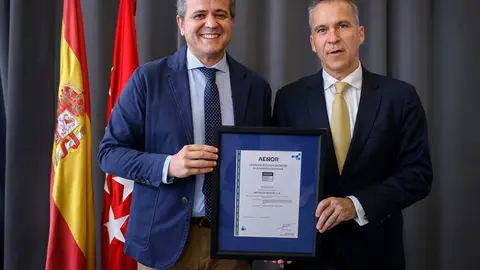 El consejero Rodrigo recogiendo el Sello de Calidad de manos del CEO de AENOR Rafael Garc&iacute;a Meiro
