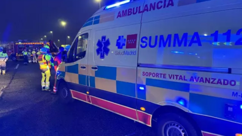 Momento de la intervenci&oacute;n de los sanitarios del Summa 112 en el accidente