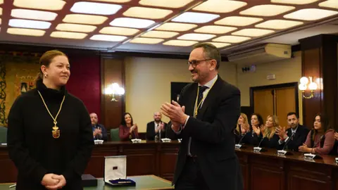 Momento de la entrega de la Medalla de Oro de M&oacute;stoles con el alcalde, Manuel Bautista y la galardonada Luna Reyes