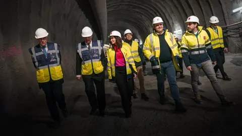 Imagen de la visita de D&iacute;az Ayuso a las obras de ampliaci&oacute;n de la l&iacute;nea 3 Villaverde- El Casar
