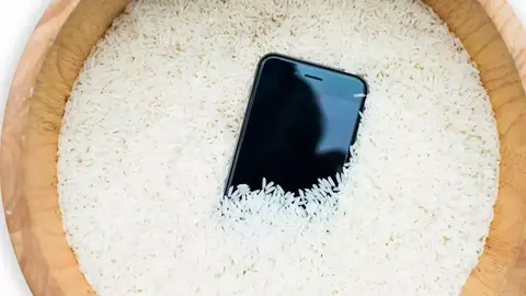No metas tu tel&eacute;fono Apple en arroz si se te moja, podr&iacute;a ser contraproducente