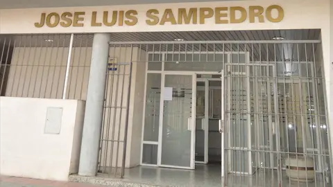 Fachada de entrada del Centro Municipal de Mayores Jos&eacute; Luis Sampedro