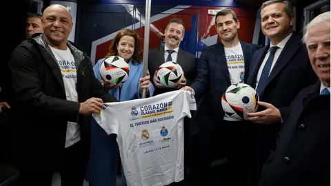 Imagen de los exjudores del R.Madrid, Roberto Carlos e Iker Casillas junto a la consejera Matute y los consejeros De Paco y Rodrigo