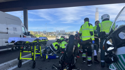 Momento de la atenci&oacute;n de los sanitarios de Summa 112 y la Guardia Civil al accidentado. Foto: Telemadrid