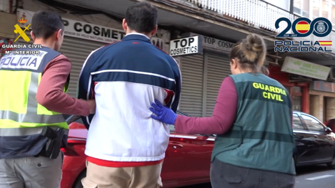Momento de la detenci&oacute;n de uno  de los presuntos autores de trata de mujeres en Torrej&oacute;n de Ardoz