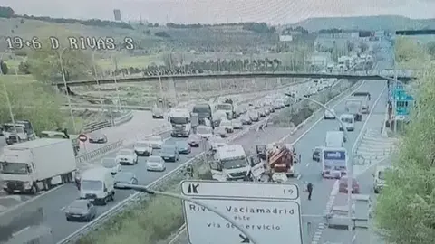 Imagen del accidente ocurrido en la A-3 este martes sobre las 9 h de la ma&ntilde;ana. Foto: Emergencias 112 Comunidad de Madrid