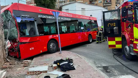 Imagen del autob&uacute;s que ha chocado contra un muro en Valdemoro