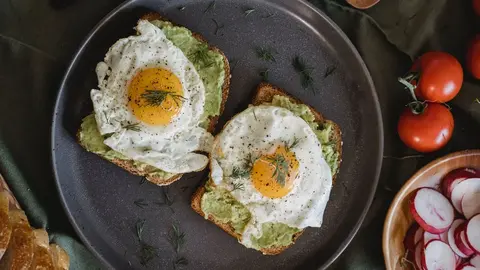 Los huevos, el aguacate y, en general, comida con prote&iacute;nas, son ideales para el desayuno