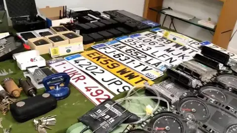 Imagen del material requisado por la Guardia Civil