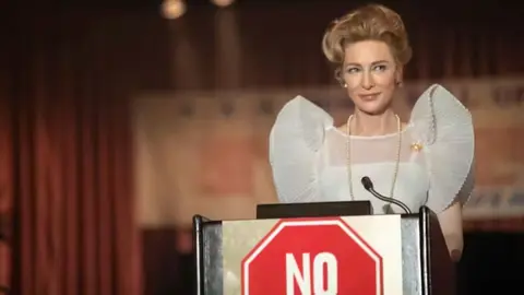 [Dar clic y arrastrar para mover]
En &lsquo;Mrs. America&rsquo;, Cate Blanchett interpreta a la activista conservadora Phyllis Schlafly, l&iacute;der de la lucha contra el movimiento por la igualdad de derechos en la d&eacute;cada de 1970. IMDB